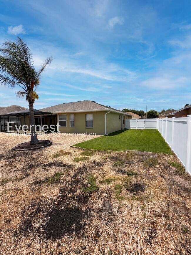 Building Photo - 3 Bed/2 Bath Home with Fenced Yard & Garage / Pet-Friendly / Available Soon!
