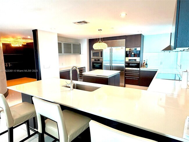 Building Photo - 17001 Collins Ave