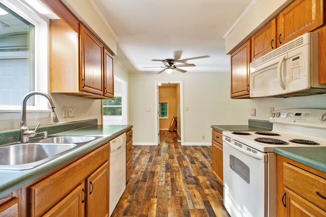 Building Photo - 169 Lakeshire Dr