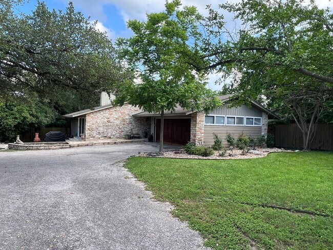 Building Photo - 803 Single Oak Cove