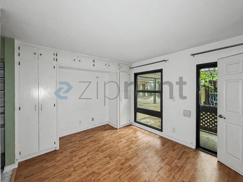 Building Photo - Unit H1030