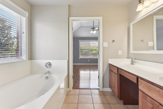 Building Photo - 217 Newport Landing Pl