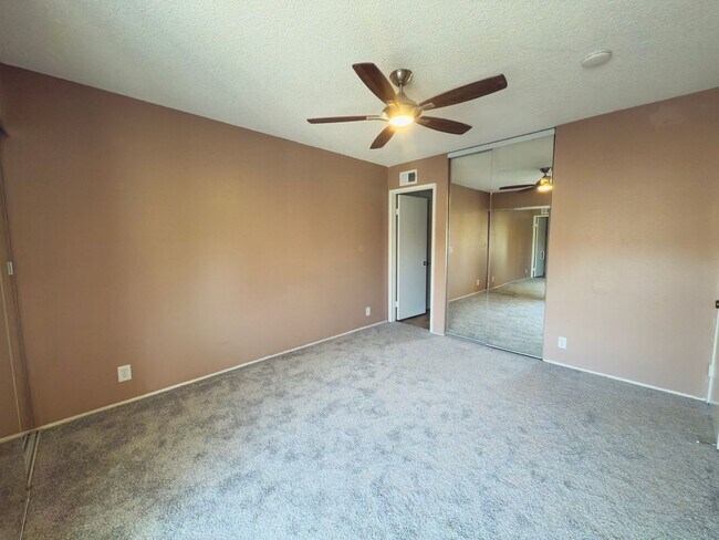 Building Photo - Charming 3-Bedroom Townhome Just Off the 5...