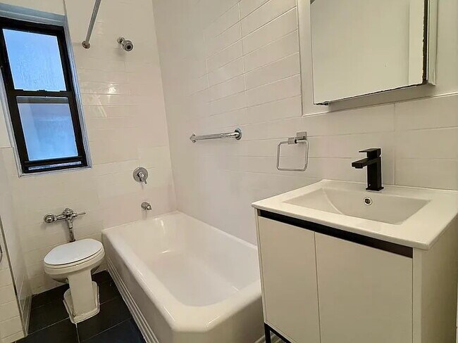 Building Photo - "Charming 1-Bedroom Retreat in the Heart of Forest Hills – Your Perfect Urban Oasis!"