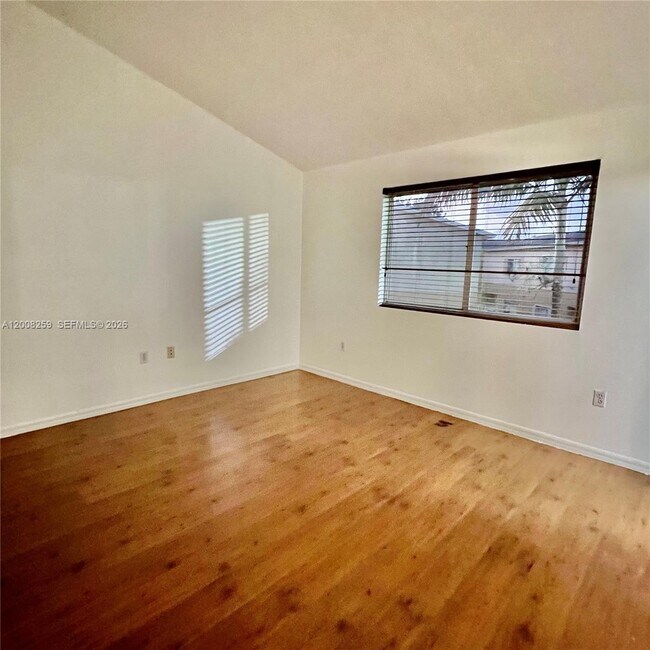 Building Photo - 6235 SW Kendale Lakes Cir