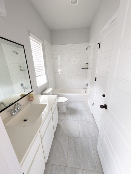 Building Photo - 10208 Cienega Cove
