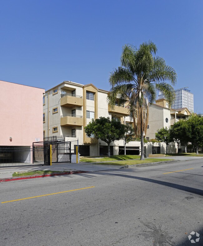 Building Photo - Classic and Modern 715 S Oxford Avenue Apartments!