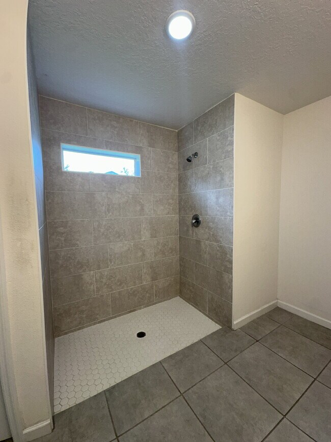 Building Photo - Charming 4-Bedroom Home with Granite Count...