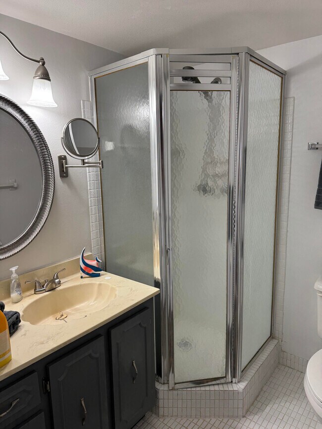 Building Photo - 650 Snug Harbor Dr