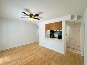 Building Photo - 1/1 Apartment Walking Distance to UT