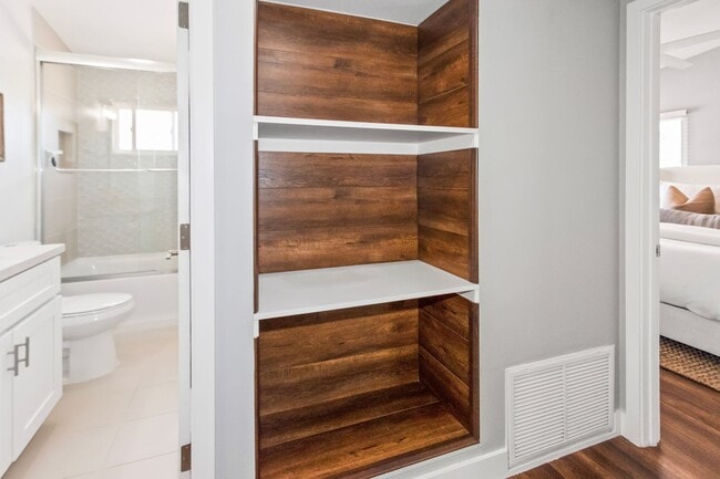Building Photo - Long Term Unfurnished Rental available a f...