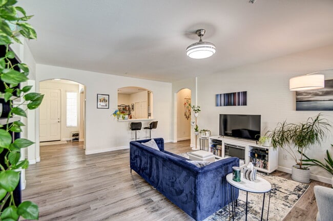 Building Photo - Del Rio Ranch Beauty