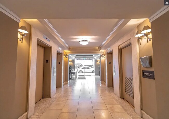 Building Photo - 620 S Gramercy Pl