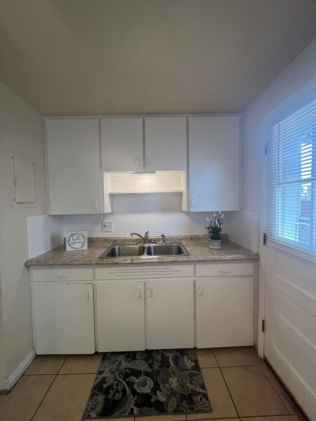 Building Photo - Charming Two Bedroom in Lakewood-Updated, ...