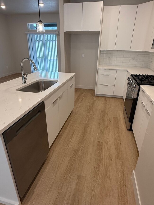 Building Photo - Beautiful townhome, construction just completed, 2 car garage, central air