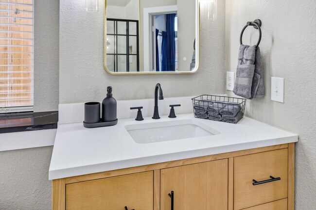 Building Photo - 5709 Courtney Cir