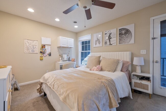 Building Photo - 204 Oak St