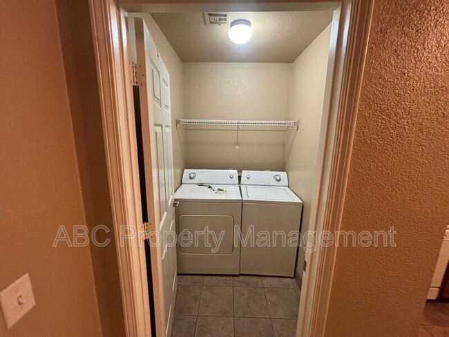 Building Photo - 2810 Wildwood Dr