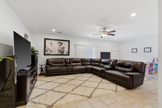 Building Photo - 5 bed/ 3 bath Single Family Home.