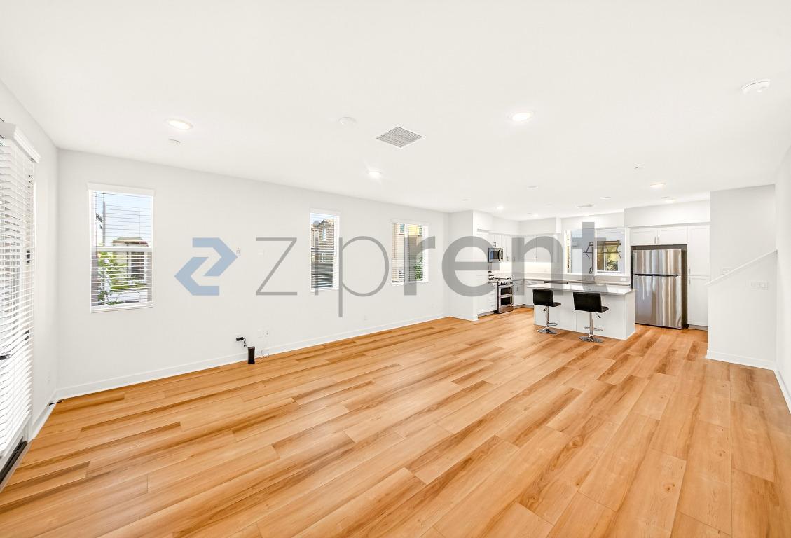 Building Photo - 2215 W Orange Ave