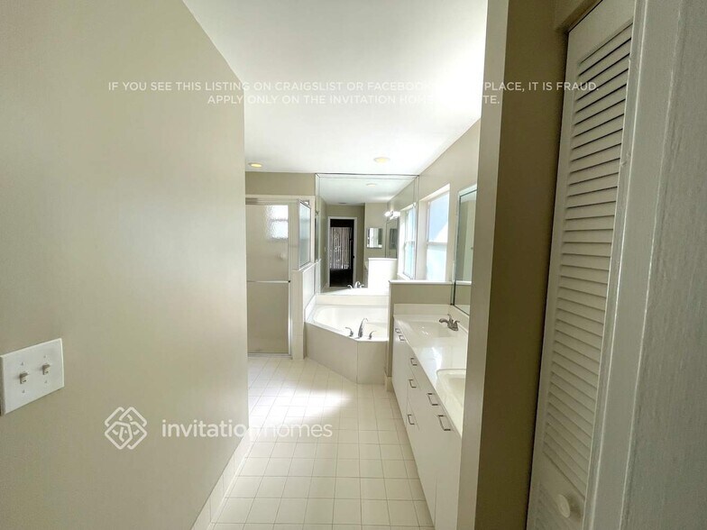 Building Photo - 5831 NW 40th Ln