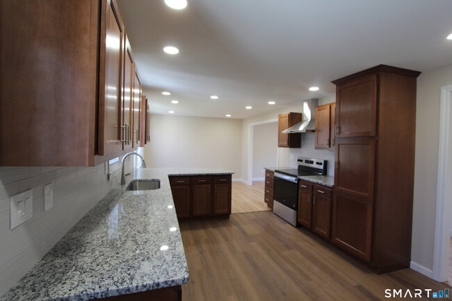 Building Photo - 32 Lexington Cir