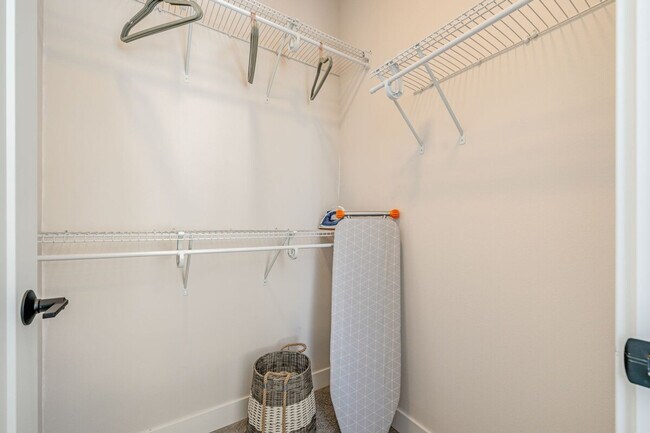 Building Photo - 1600 S Washington St