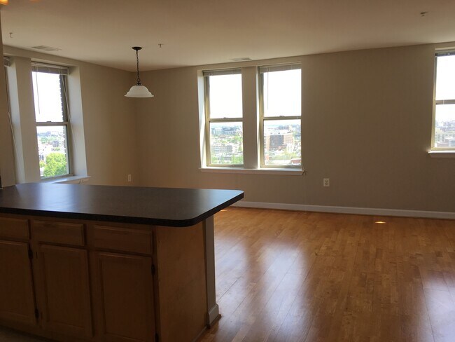 Building Photo - U Street/Columbia Heights 1 Bedroom with DEN