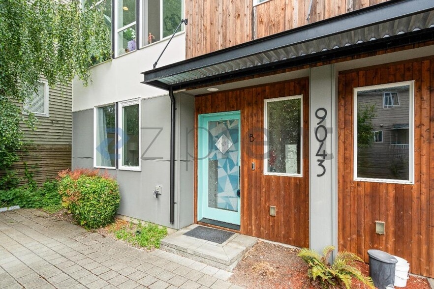 Building Photo - Unit B