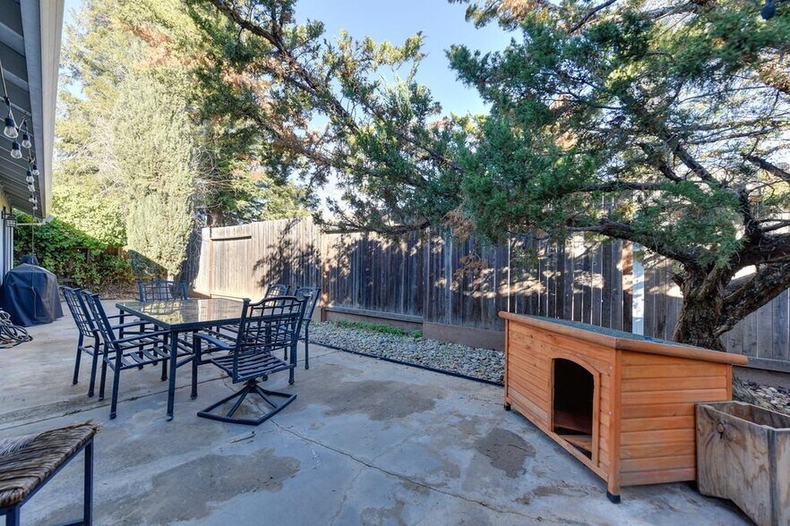 Building Photo - 8313 Crossoak Way