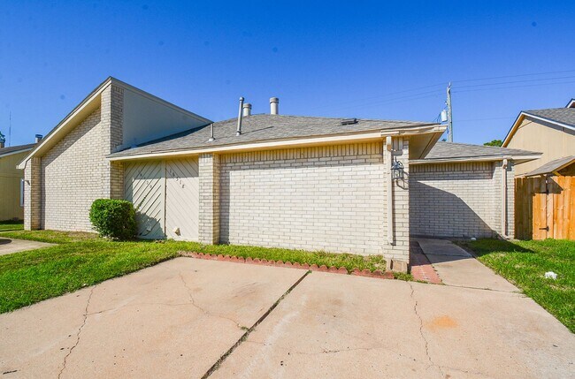 Building Photo - Charming Home for Rent in Southwest Houston !