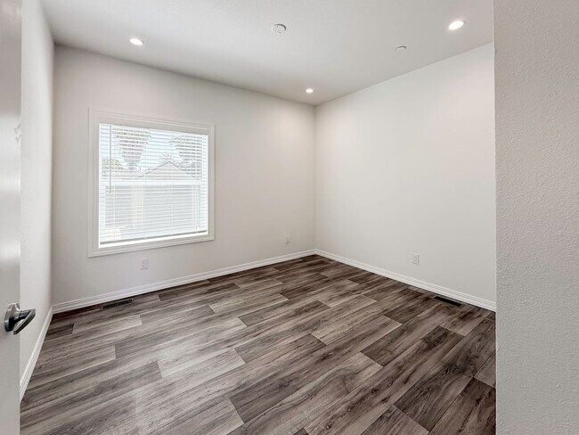 Building Photo - ~ AVAILABLE NOW ~ DUPLEX (LEFT)