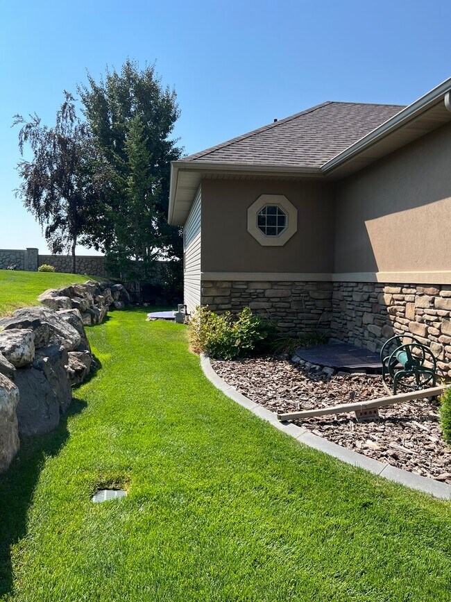Building Photo - Stunning 5 bed 3.5 bath twin-home on the R...