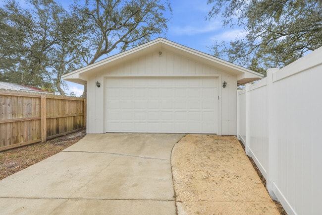 Building Photo - 120 Dyer St