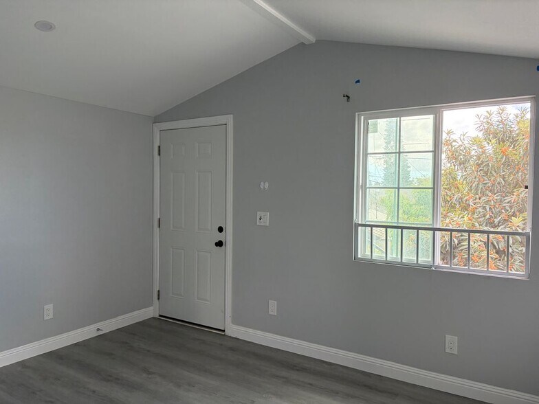 Building Photo - 1254 W 41st Pl