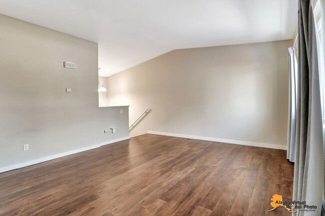 Building Photo - Charming 2-Bedroom Duplex with Fenced in Y...