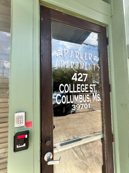 Building Photo - 427 College St