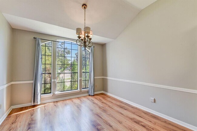Building Photo - 3730 Sunshine Ln