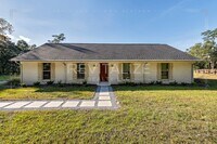 Building Photo - Stunning 3 Bed 2 Bath Brick Home with Huge Yard!