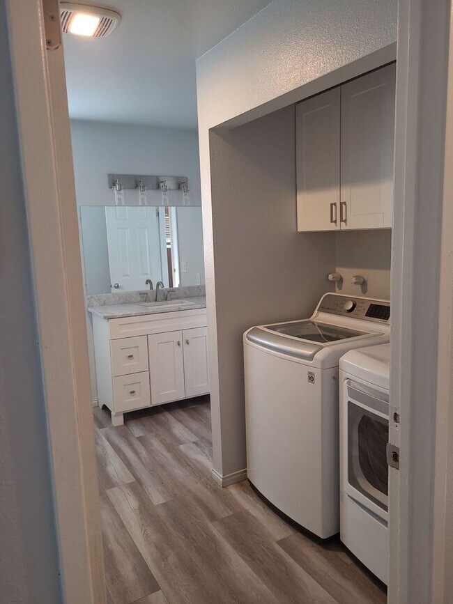 Building Photo - 1/2 OFF OCTOBER RENT - House with Garage &...