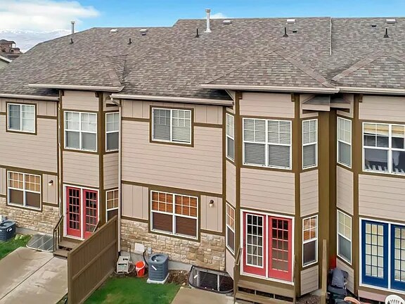 Building Photo - 2018 Stoneleigh Dr S