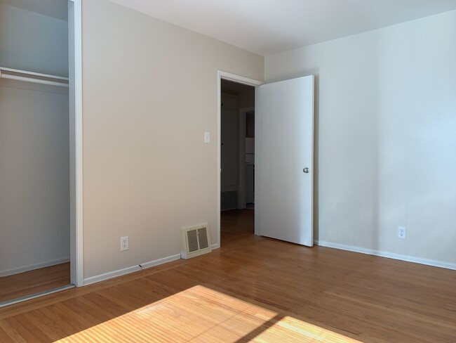 Building Photo - Newly Refinished 2 Bed, 1 Bath + Bonus Roo...