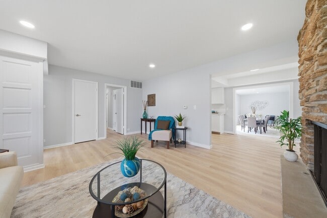 Building Photo - 593 Bristol Ln