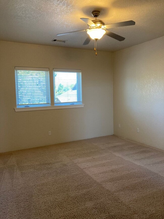 Building Photo - 2 Bedroom 2.5 Bath Townhome