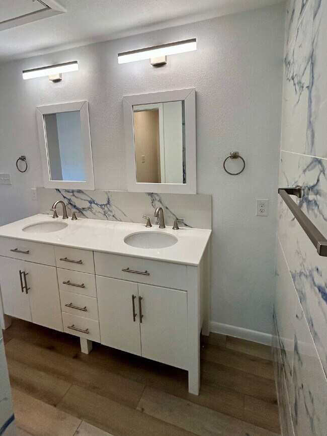 Building Photo - Spacious 5-Bedroom Home Steps from Walnut ...