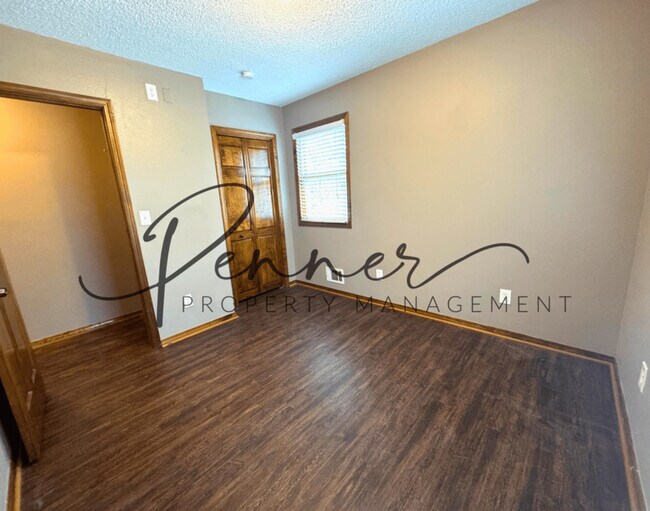 Building Photo - 302 SE Brentwood Dr