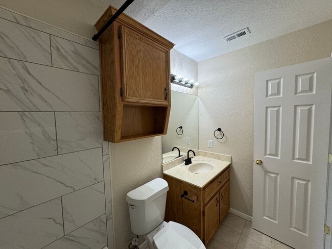 Building Photo - 3500 Dustin Ct