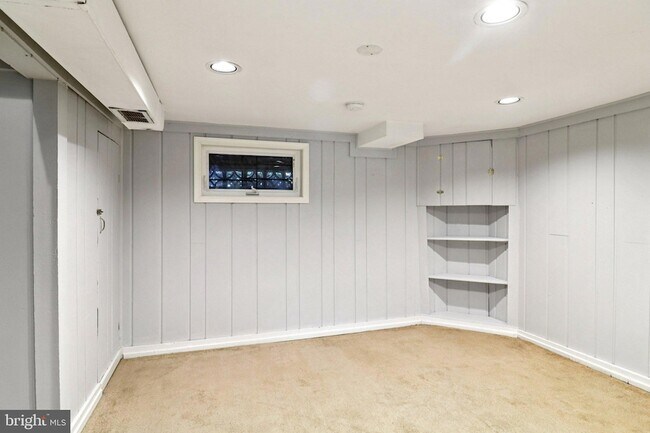 Building Photo - 250 Lynhaven Dr