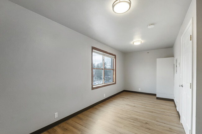 Building Photo - 403 1/2 Garfield St S-17