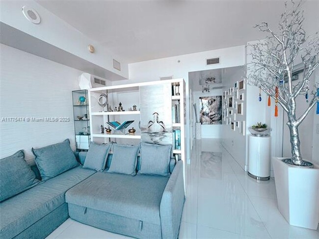 Building Photo - 2020 N Bayshore Dr